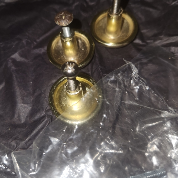 8 drawer knobs - Picture 3 of 7